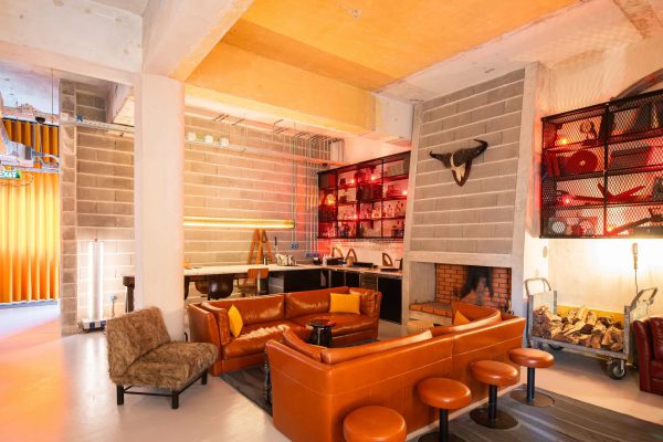 Moagem Kitchen fired-based cuisine restaurante Moagem - Industrial Lodge | Moagem Kitchen restaurante com cozinha de fogo com chaminé de 7m | Moagem Kitchen fired-based cuisine restaurant with a 7m chimney.