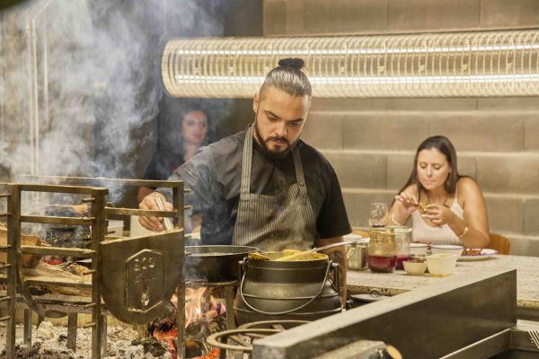 Moagem Kitchen fired-based cuisine restaurante Moagem - Industrial Lodge | Moagem Kitchen restaurante com cozinha de fogo com chaminé de 7m | Moagem Kitchen fired-based cuisine restaurant with a 7m chimney.