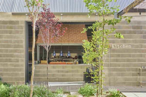 Moagem Kitchen fired-based cuisine restaurante Moagem - Industrial Lodge | Moagem Kitchen restaurante com cozinha de fogo com chaminé de 7m | Moagem Kitchen fired-based cuisine restaurant with a 7m chimney.