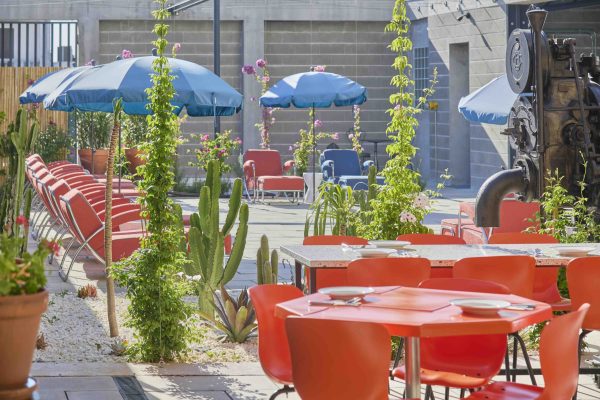 Moagem Kitchen fired-based cuisine restaurante Moagem - Industrial Lodge | Moagem Kitchen restaurante com cozinha de fogo com chaminé de 7m | Moagem Kitchen fired-based cuisine restaurant with a 7m chimney.