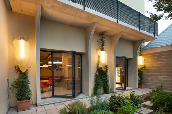 Moagem Kitchen fired-based cuisine restaurante Moagem - Industrial Lodge | Moagem Kitchen restaurante com cozinha de fogo com chaminé de 7m | Moagem Kitchen fired-based cuisine restaurant with a 7m chimney.