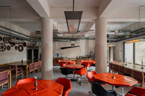 Moagem Kitchen fired-based cuisine restaurante Moagem - Industrial Lodge | Moagem Kitchen restaurante com cozinha de fogo com chaminé de 7m | Moagem Kitchen fired-based cuisine restaurant with a 7m chimney.