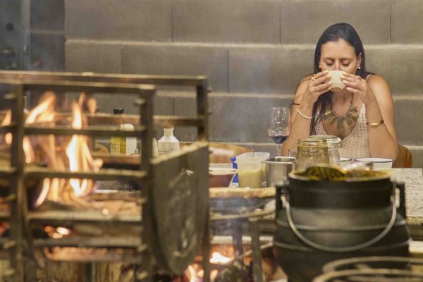 Moagem Kitchen fired-based cuisine restaurante Moagem - Industrial Lodge | Moagem Kitchen restaurante com cozinha de fogo com chaminé de 7m | Moagem Kitchen fired-based cuisine restaurant with a 7m chimney.